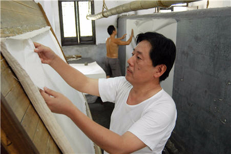 纸浆传统制作技艺唯一的国家级传承人邢春荣晒纸技艺