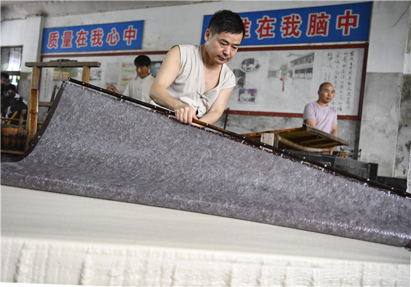 安徽泾县：“中国纸浆之乡”坚守纸浆传统古法生产